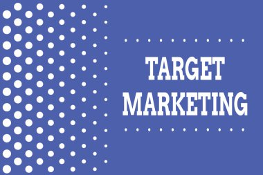 Hedef Pazarlama yazma el yazısı metin. Kavram anlamı Hedef Kitle hedefi Seçilen müşteriler müşteriler Reklam Azalan puan boyutu arka plan diğer yarısı çizim olmadan. Puantiye.