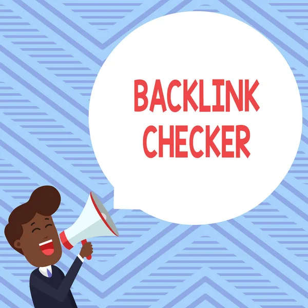 Slovo psaní textu Backlink Checker. Obchodní koncept pro Najít své konkurenty nejcennější a spot vzory Mladý muž křičí do Megaphone plovoucí kulatý tvar prázdné řeči bublina. — Stock fotografie