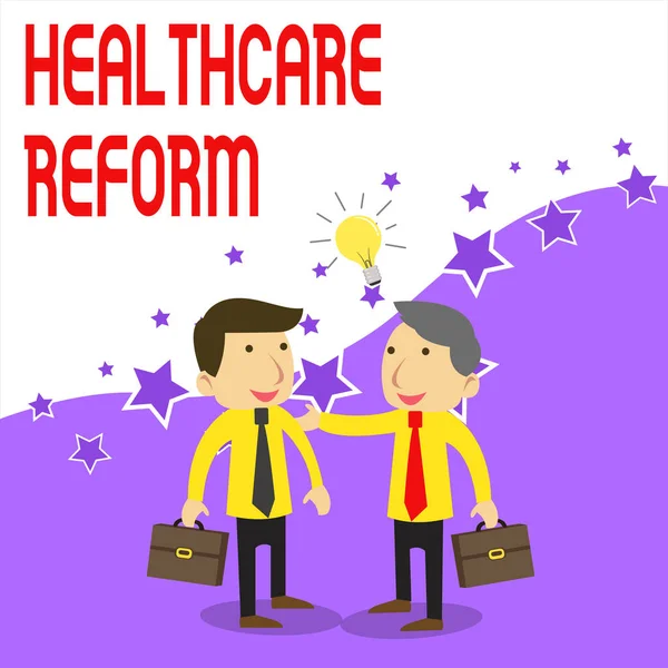 Manuscrito texto escrevendo Healthcare Reform. Conceito que significa Inovação e Melhoria na qualidade do programa de cuidados Dois Empresários Brancos Colegas com Casos Breves Compartilhando Ideia Solução . — Fotografia de Stock