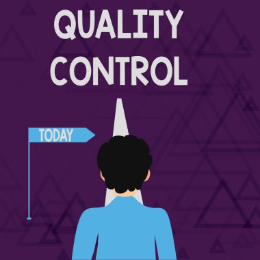 Kalite Kontrolü 'nü gösteren not yazılıyor. İş fotoğrafı gösterimi, standartlar nedeniyle satılan ürün veya servisin Düz Yol Görünümünü engelleyen ve Mesafeyle Yüzleşen Adam tarafından sigortalanmasını sağlar.