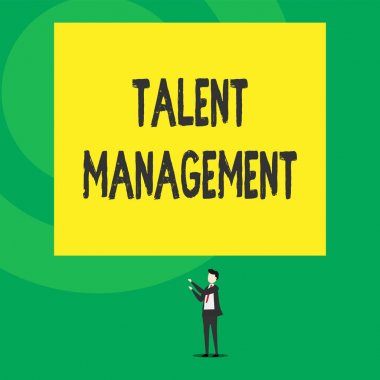 Kelime yazma Yetenek Yönetimi. Yetenekli çalışanların işe alınması ve alımı için iş konsepti izole edilmiş bir bakış açısı. Genç adam iki elle dikdörtgen şeklinde dik duruyor..