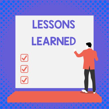 Öğrenilen Dersleri gösteren metin işareti. Kavramsal fotoğraf bilgileri olumlu ve olumsuz deneyimleri yansıtır Geri görünüm genç adam boş dikdörtgen bakan platform ayakta takım elbise giymiş.