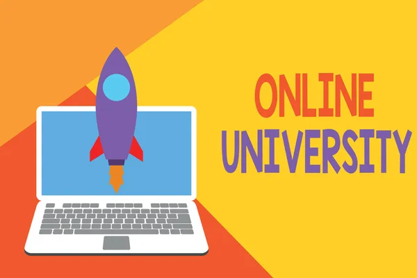 Textskylt som visar Online University. Konceptuell bild Distans Lärande Kurser tas över internet Lansering raket upp laptop. Uppstartsprojekt. Utveckling av mål. — Stockfoto