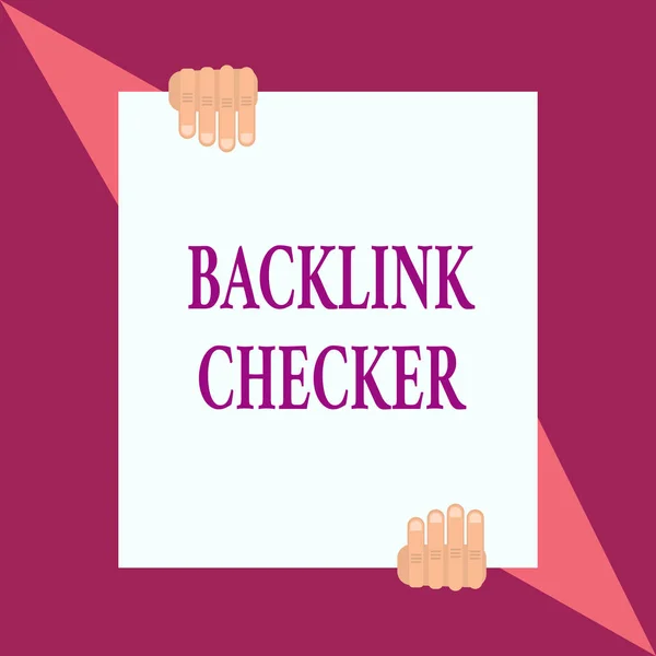 Escritura manual conceptual que muestra Backlink Checker. Exhibición de fotos de negocios Encuentre a sus competidores más valiosos y patrones de puntos Dos manos sostienen un gran papel blanco colocado en la parte superior e inferior . — Foto de Stock