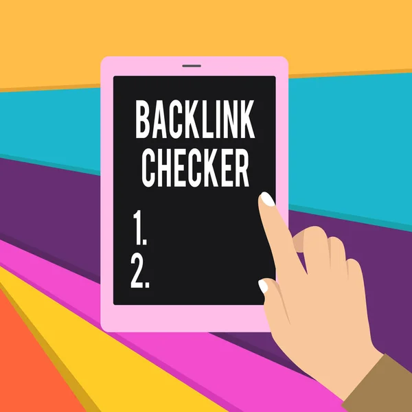 Slovo psaní textu Backlink Checker. Obchodní koncept pro Najít své konkurenty nejcennější a bodové vzory Žena Ruka s bílými leštěnými nehty Ukazující prstem Tableta Screen Off. — Stock fotografie