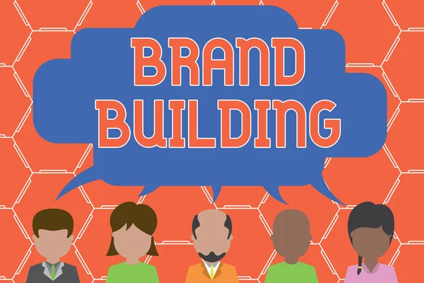 Schrijfbriefje met Brand Building. Business photo showcasing Bewustmaking genereren Bedrijf oprichten en promoten Vijf verschillende personen die spraakzeepbellen delen Pratende mensen. — Stockfoto