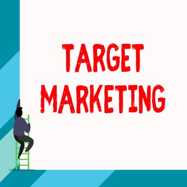 Hedef Pazarlamayı gösteren bir not yazıyorum. İş fotoğrafı gösterimi hedef kitle Seçilmiş müşteriler Arka plan reklamı genç uzun saçlı kadın boş kare duyurusu yapıyor.