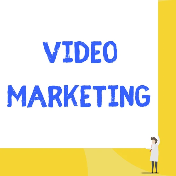 Zápis poznámky zobrazující Video Marketing. Business photo showcasing vytvořit krátká videa o konkrétních tématech pomocí článků Mladá žena drží dvě ruce pravý roh velký obdélník. — Stock fotografie