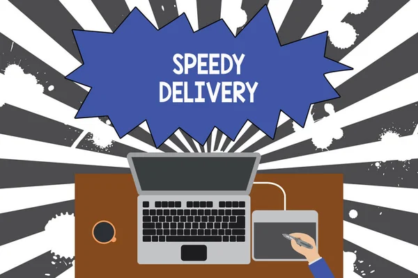 Escritura a mano de texto Speedy Delivery. Concepto significado proporcionar productos de manera rápida o envío en el mismo día en el extranjero Vista superior portátil escritorio de madera dibujo tableta café taza oficina . — Foto de Stock