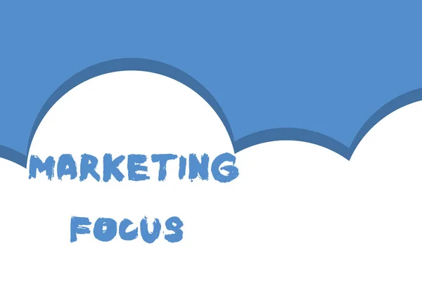 显示营销焦点的书面说明。 商务图片展示了解您的客户和他们的需求使用的统计数据半云蓝天景观无缝云彩模式摘要. — 图库照片