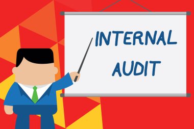 İç Denetim gösteren kavramsal el yazısı. İş fotoğrafı metni Proje fikrini işaret eden proje fikrinin önünde duran İşadamı kontrol ve süreçlerin etkinliğini değerlendirir.