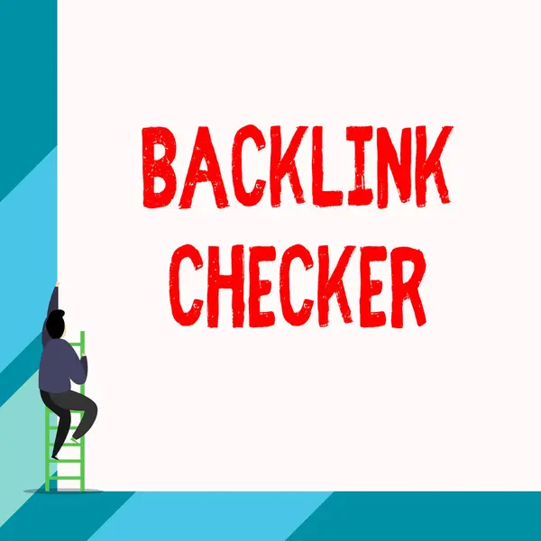 Escribiendo nota mostrando Backlink Checker. Muestra de fotos de negocios Encuentra a tus competidores más valiosos y patrones de manchas Volver ver joven mujer de pelo largo sosteniendo anuncio cuadrado en blanco . —  Fotos de Stock