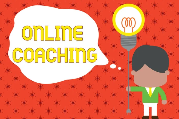 Tekst schrijven Online Coaching. Business concept voor het leren van online en internet met behulp van een coach Staande man stropdas houden stopcontact lamp om idee aan te sluiten. Opstarten. — Stockfoto