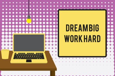Dream Big Work Hard gösteren kavramsal el yazısı. İş fotoğraf metin Kendinize inanın ve hayalleri ve hedefleri takip Ön görünüm dizüstü ahşap masaüstü ampul cam üzerinde yalan.