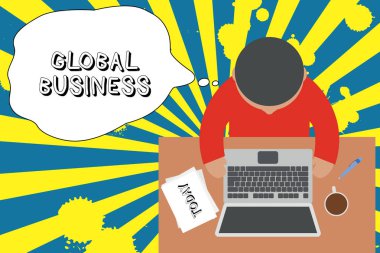Global Business 'ı gösteren bir not yazıyorum. Ticaret ve iş dünyasının fotoğraf sergisi sistemi. Üst görüşlü bir şirket. Masa başında oturan genç adam kahve fincanını belgeleyecek..