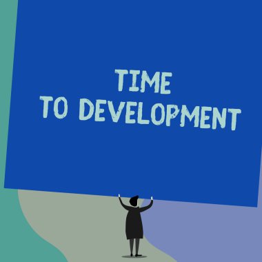 El yazısı metin yazma Time To Development. Konsept, bir şirketin uzadığı veya geliştirdiği bir süre anlamına gelen arka görüşte ayakta duran kısa saçlı kadın elbise eller boş dikdörtgen tutarak.