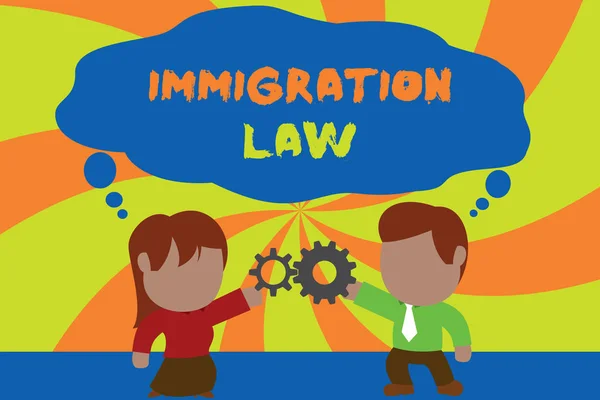 Πινακίδα κειμένου που δείχνει το μεταναστευτικό δίκαιο. Εννοιολογική φωτογραφία η μετανάστευση ενός πολίτη πρέπει να είναι νόμιμη για τη δημιουργία ενός νεαρού ζευγαριού Άνθρωπος γραβάτα γυναίκα σχέση εμπορίου. — Φωτογραφία Αρχείου