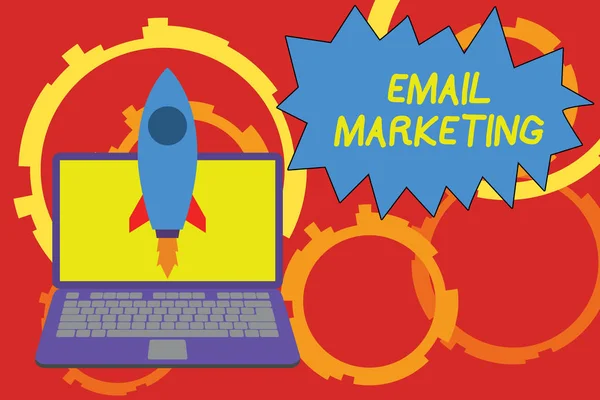 Písemné koncepční psaní zobrazující E-mail marketing. Obchodní fotografie v zaměstnání odeslání komerční zprávy skupině zobrazující použití e-mailu spustit raketový notebook po startu vývoj cílového cíle. — Stock fotografie