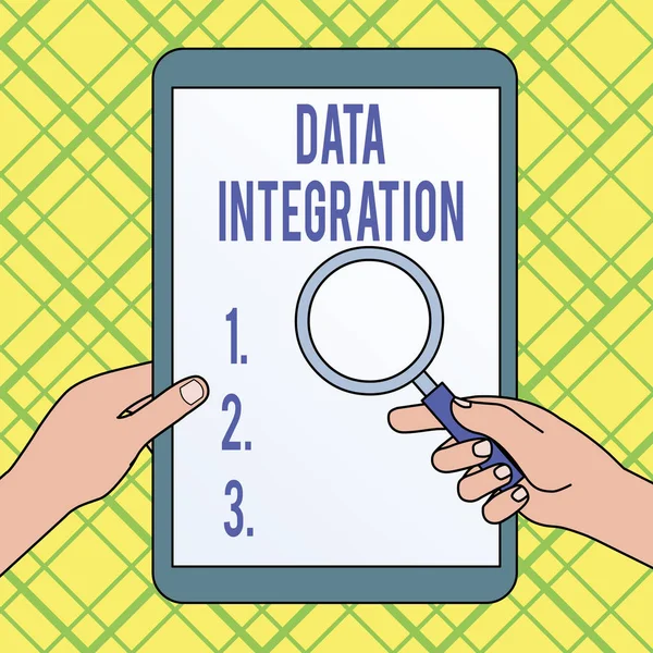 Schrijfnotitie met Data Integration. Zakelijke foto presentatie combinatie van technische en zakelijke processen te combineren Handen Holding vergrootglas tegen omgeschakelde Off-Touch Screen Tablet. — Stockfoto