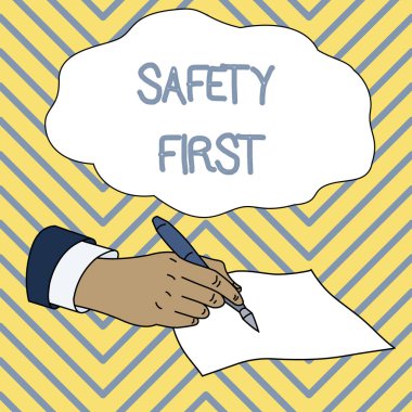 Önce Güvenlik'i gösteren kavramsal el yazısı. İş fotoğraf vitrin en önemli şey güvenli Erkek El Resmi Suit Tutan Tükenmez Kalem Kağıt Parçası olmak olduğunu söylemek için kullanılır.