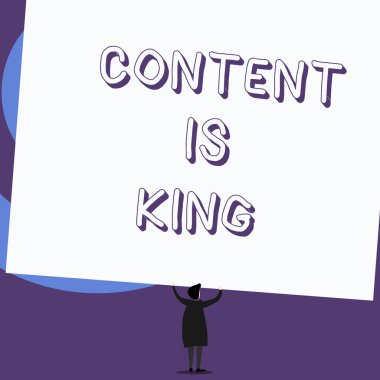 İçeriğin Kral olduğunu gösteren bir not yazıyorum. İş fotoğrafı gösterimi içeriğin bir web sitesinin başarısının merkezinde olduğuna inanır. Kısa saçlı kadın dikdörtgen ile el ele giyinir..