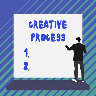 Yaratıcı Süreç 'i gösteren not yazılıyor. Eski fikirler arasında yeni bağlantılar kurmak için fotoğraf sergiliyorum. Eşsiz kısa saç, olgunlaşmamış genç adam dikdörtgen büyük tahtanın önünde duruyor..