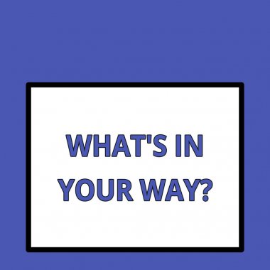 Yoluna çıkan S 'yi gösteren bir not yazıyorum. Birinin belirli bir eylem için ihtiyaç duyduğu iş fotoğrafı görüntüsü. Öndeki büyük boş dikdörtgen, soyut geometrik arkaplan.