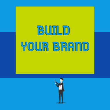 Kelime yazma yazma Damganı Üret. Reklam kampanyalarını kullanarak marka eşitliğini geliştirme konsepti izole edilmiş bakış açısı olan genç adam iki elle dikdörtgen şeklinde dikdörtgen şeklinde duruyor..