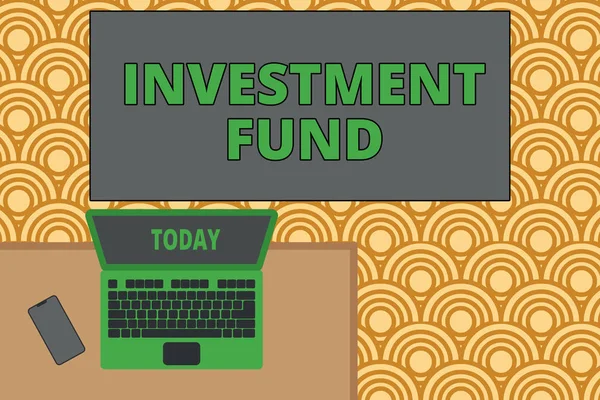 Skriftlig anteckning om investeringsfonden. Affärsfoto visa upp Ett utbud av kapital som tillhör många investerare Kontor arbetsplats bärbar dator liggande trä skrivbord smartphone. — Stockfoto