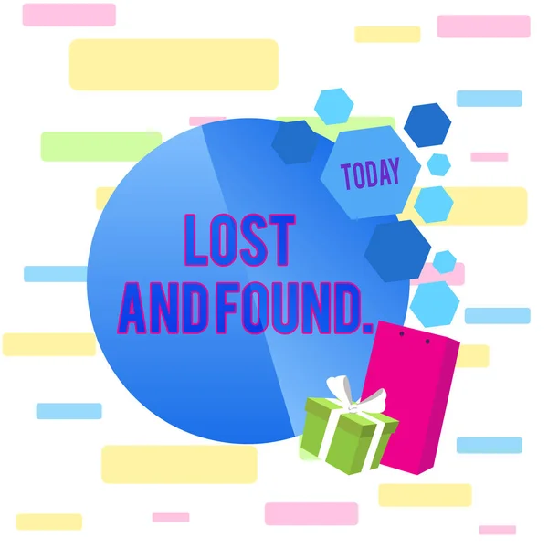 Note d'écriture montrant Lost And Found. Photo d'affaires montrant un endroit où les objets perdus sont stockés jusqu'à ce qu'ils soient récupérés Affiche de carte de vœux Coffret cadeau Boîte de présentation décorée par Bowknot . — Photo