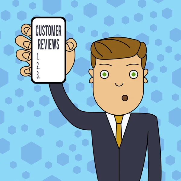 Письменная записка, показывающая отзывы клиентов. Обзор продукта или услуги, сделанный клиентом, использовавшим экран устройства Man Holding Vertical Smartphone . — стоковое фото