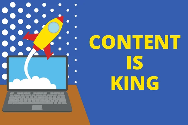 Pisząc notatkę pokazującą Content Is King. Prezentacja zdjęć biznesowych uważa, że zawartość jest kluczowa dla sukcesu strony internetowej Pomyślne uruchomienie rakiety tło laptopa Startup rosną. — Zdjęcie stockowe