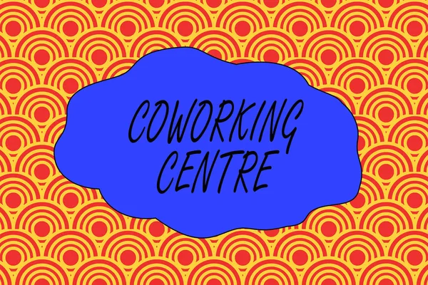 Manuscrito de texto escrevendo Centro de Coworking. Conceito significado local de trabalho compartilhado muitas vezes escritório e atividade independente Abstract seamless repeat design half circles peeping out from each other . — Fotografia de Stock