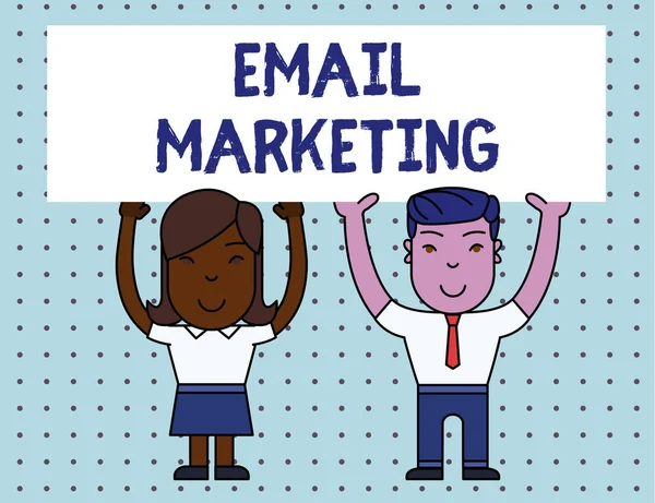 Εννοιολογική γραφή χέρι που δείχνει email marketing. Επιχείρηση φωτογραφία προβολή αποστολή ενός εμπορικού μηνύματος σε μια ομάδα δείχνει με το ταχυδρομείο δύο χαμογελαστά άτομα με αφίσα ταμπλό πάνω με τα χέρια. — Φωτογραφία Αρχείου