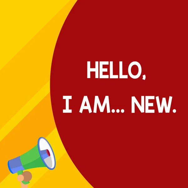 Texto de escritura de palabras Hello I Am New. Concepto de negocio para introducirse en un grupo como trabajador fresco o estudiante Media parte en blanco enorme globo texto vacío con pequeño megáfono. Anuncio . —  Fotos de Stock