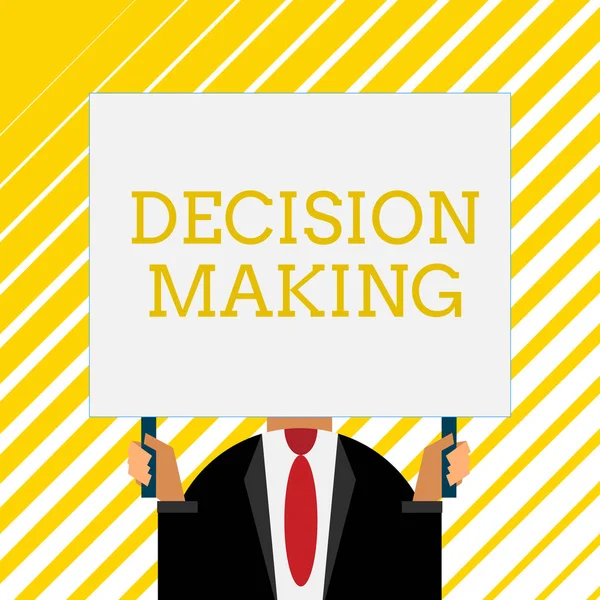 El yazısı metin yazma Karar Verme. Kavram anlamı Iki veya daha fazla olasılık arasında karar verme eylemi Havaalanında insanları seçmek için eski moda bir şekilde iki eliyle büyük tahta tutun.