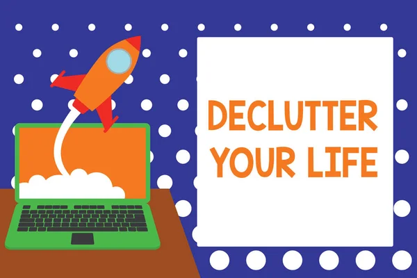Tulisan tangan yang menulis Declutter Your Life. Konsep makna Untuk menghilangkan hal-hal luar biasa atau informasi dalam hidup roket sukses meluncurkan awan keluar latar belakang laptop. Mulai tumbuh . — Stok Foto