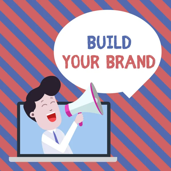 Markanızı Oluştur'da yazılı el yazısı metin. Konsept anlamı Loudhailer Boş Konuşma Bubble Announce içine Laptop aracılığıyla Man Speaking reklam kampanyaları kullanarak marka eşitliği artırılması.