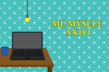 El yazısı metin yazma Me Myself Ve I. Kavram anlamı hoparlör tarafından bir fiil ön görünüm açık dizüstü ahşap masaüstü ampul düşen cam üzerinde yatan nesnesi olarak kendini ifade etmek için kullanılan anlamı.