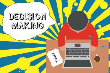 Karar verme sürecini gösteren bir not yazıyorum. İş fotoğrafı gösterimi. İki ya da daha fazla olasılık arasında karar verme eylemi. Masa başında oturan genç adam kahve fincanını belgeliyor..