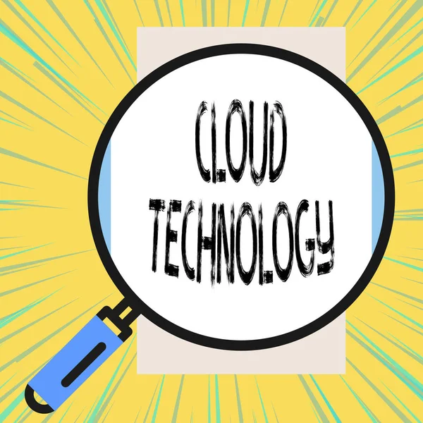 Schrijfbriefje met Cloud Technology. Zakelijke foto showcasing opslaan en toegang tot gegevens en programma 's via Internet Grote vergrootglas uitziende verticale rechthoek. Geometrische achtergrond. — Stockfoto