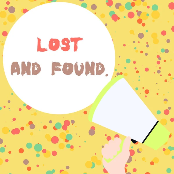 Scritto a mano Lost And Found. Concetto significa un luogo in cui gli oggetti smarriti sono memorizzati fino a quando non hanno recuperato mano che tiene Loudhailer vuoto rotondo discorso Testo palloncino annuncio Nuovo . — Foto Stock