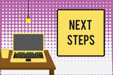 Sonraki adımları gösteren kavramsal el yazısı. İş fotoğrafı metni bitirdikten sonra yaptığınız ya da planladığınız bir şey. Ahşap masaüstü ampul lambasının üzerinde duran dizüstü bilgisayara bakın..