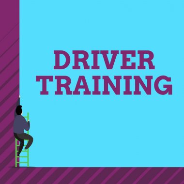 Sürücü Eğitimini gösteren mesaj işareti. Kavramsal fotoğraf, sürücü ehliyeti almak için yeni bir sürücü hazırlar. Bir erkek, yüksek duvara tırmanmak için kısa merdiven kullanır..