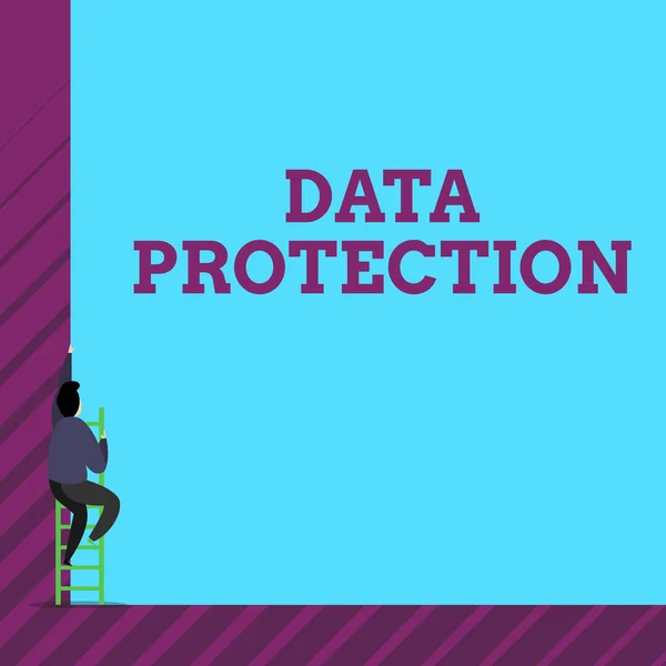 Az adatvédelmet mutató szöveges jel. Konceptuális fotó megvéd IP címek és demonstratingal adat-ból ártalmas szoftver egy férfi ember mászik fel a magas magas fal használata rövid létrán lépcsőút. — Stock Fotó