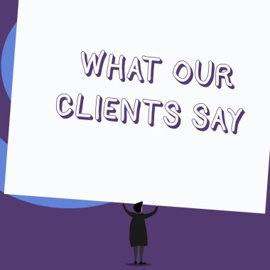 Müşterilerimizin söylediklerini gösteren bir not yazıyorum. İş fotoğraflarında ürünle ilgili yorumlar ya da yorumlar gösteriliyor. Ayakta duran kısa saçlı kadın dikdörtgen ile el ele tutuşuyor..