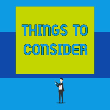 Sözcük yazma. Düşünülmesi gereken şeyler. İş konsepti, özellikle de izole edilmiş kararlar verirken iki elle dikdörtgen şeklinde dik duran genç adam hakkında dikkatlice düşünmektir..