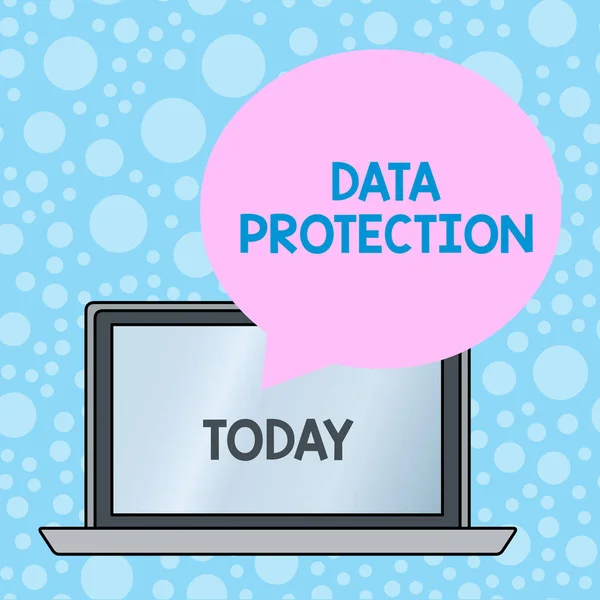 Vermerk zum Datenschutz. Geschäftsfotos, die IP-Adressen und demonstrierende Daten vor schädlicher Software schützen, runde Form Sprechblase, die über Laptop-Hintergrund schwebt. — Stockfoto
