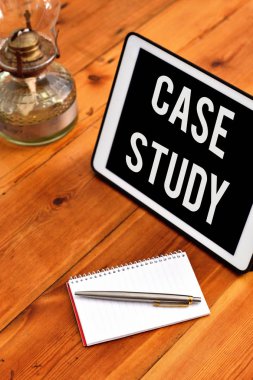 El yazısı metin yazma Case Study. Kavram anlam analizi ve bir sorun incelemek için özel bir araştırma tasarımı Gadget artı klasik bir vintage fener yanında yerleştirilen ekipmanları yazma.