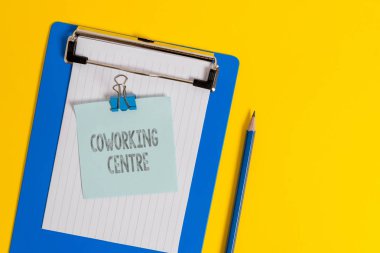 El yazısı metin yazma Coworking Merkezi. Kavram anlamı paylaşılan işyeri genellikle ofis ve bağımsız etkinlik Pano boş kağıt levha not bağlayıcı kalem renkli arka plan tutan.